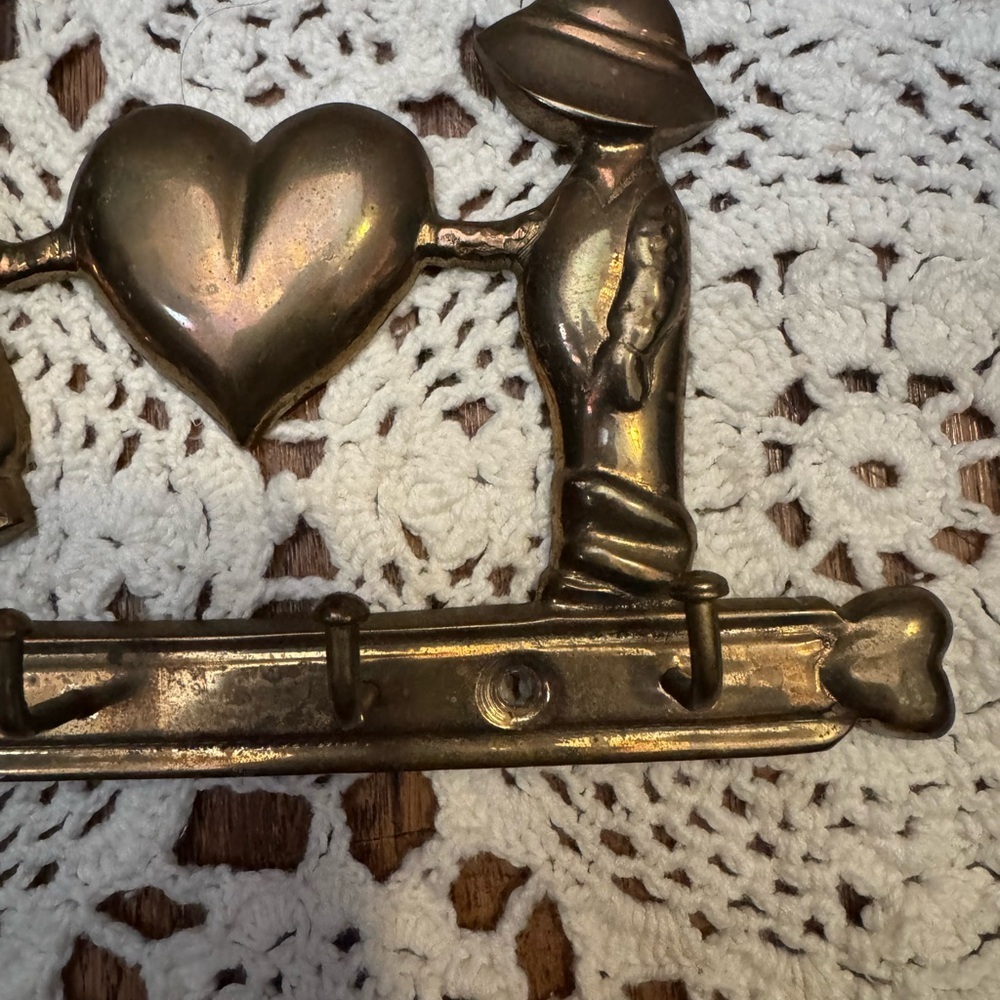 Vintage 80’s Brass Upper Deck Co Boy/Girl Country Heart Key Holder - Picture 3 of 9